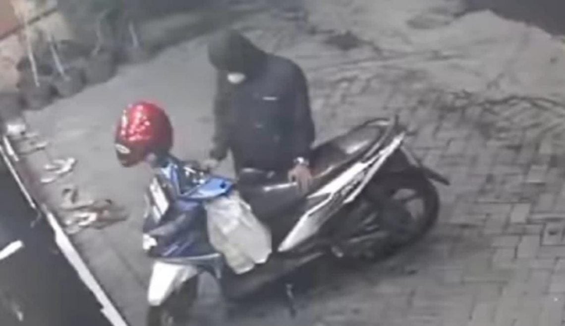 Maling Motor Berkeliaran di Bangil Pasuruan, Wanita asal Pogar Jadi Korban saat Beli Busana Muslim 1 Maling motor.