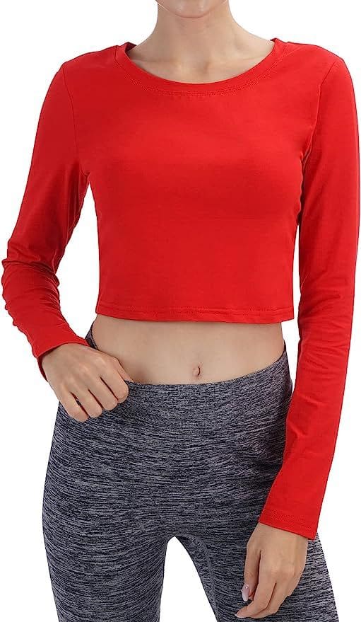 Crop top dengan lengan panjang.