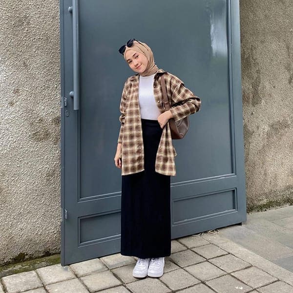 4 Tips Mix and Match Kemeja Kotak Kotak Wanita agar OOTD Makin Cakep, Anti Monoton! 3 Kemeja kotak kotak wanita terbaru.