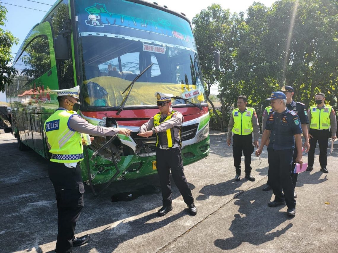 Bus Restu.