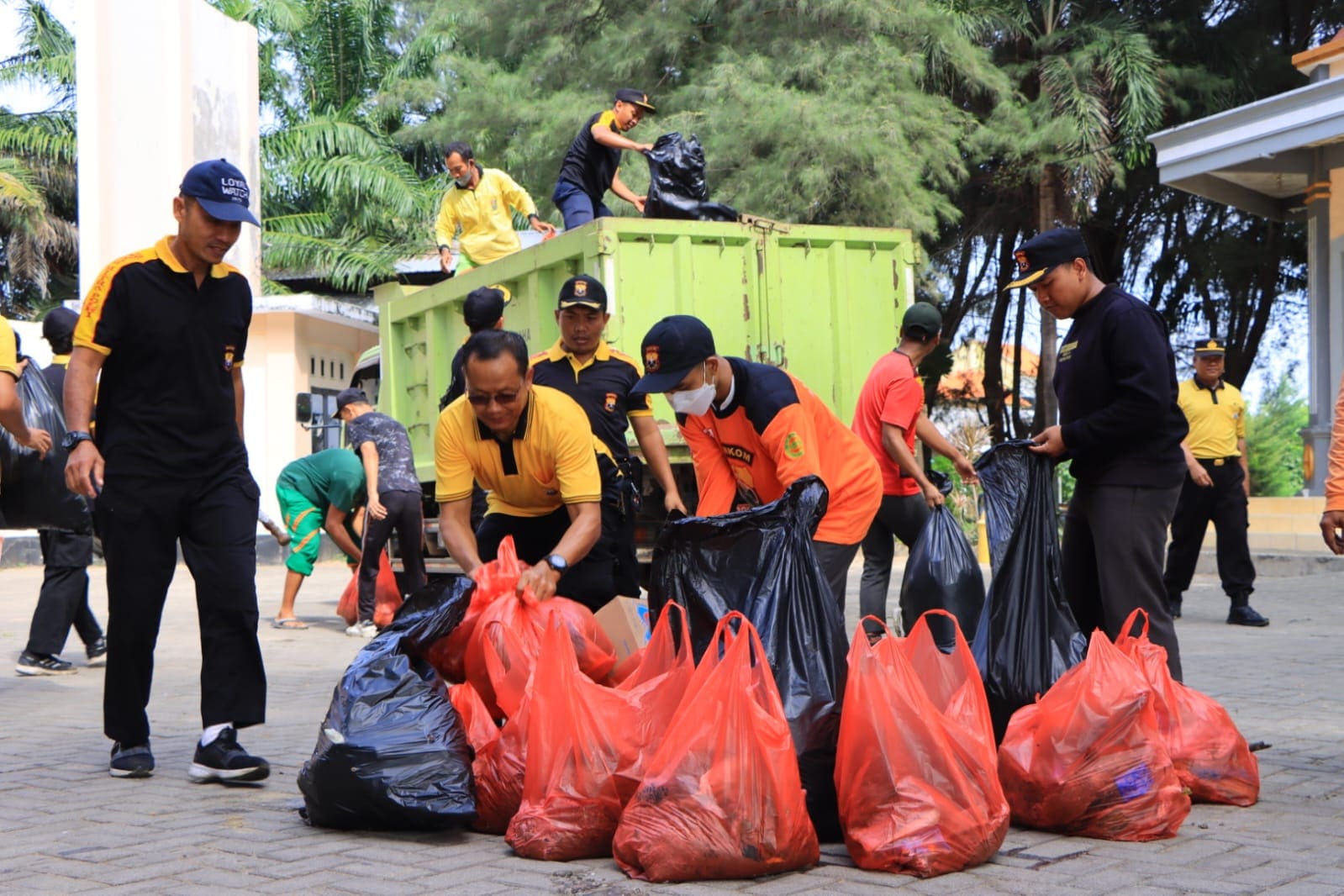Gawat! Puluhan Anggota Polres Tuban Serbu Wisata Pantai Boom, Ternyata Ini Alasannya 4 Berita Polres Tuban.