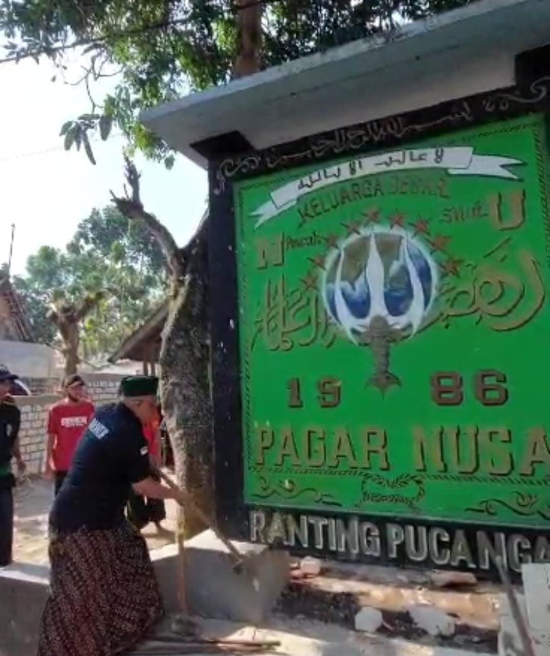 Tugu silat Pagar Nusa Nahdlatul Ulama Tuban.