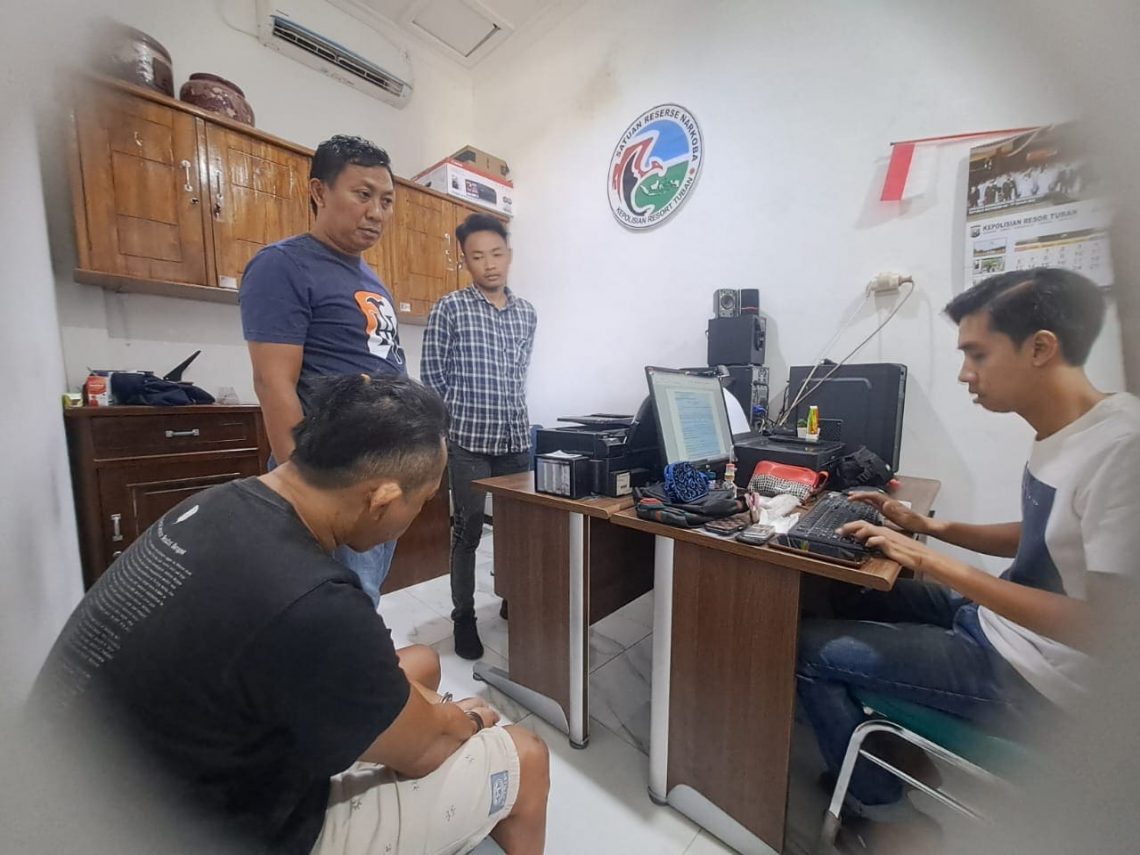 Pasca Ditangkap, Pengedar Sabu di Terminal Wisata Tuban Ngaku Bidik Sopir Pariwisata 1 Pengedar sabu.