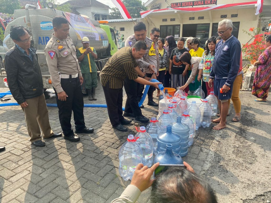 Gelontor 100 Ribu Liter Air Bersih, Polresta Malang Kota Bantu Warga Empat Wilayah 1 Polresta Malang Kota.
