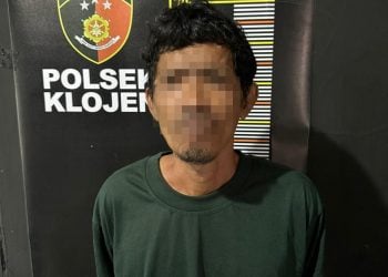Curi uang.
