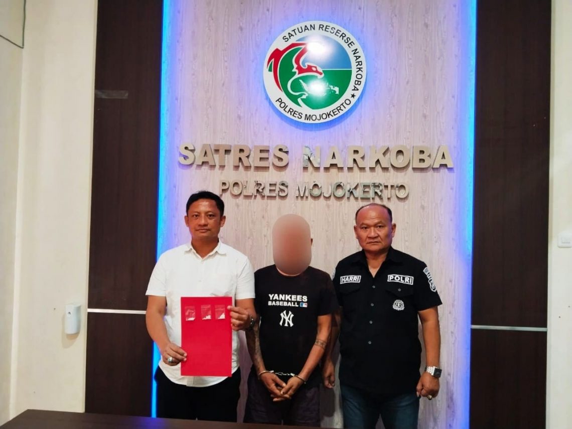 Transaksi Sabu di Warung Makan, Satreskoba Polres Mojokerto Ringkus Pria Pembawa Paket Narkoba Siap Edar 1 Polres Mojokerto.
