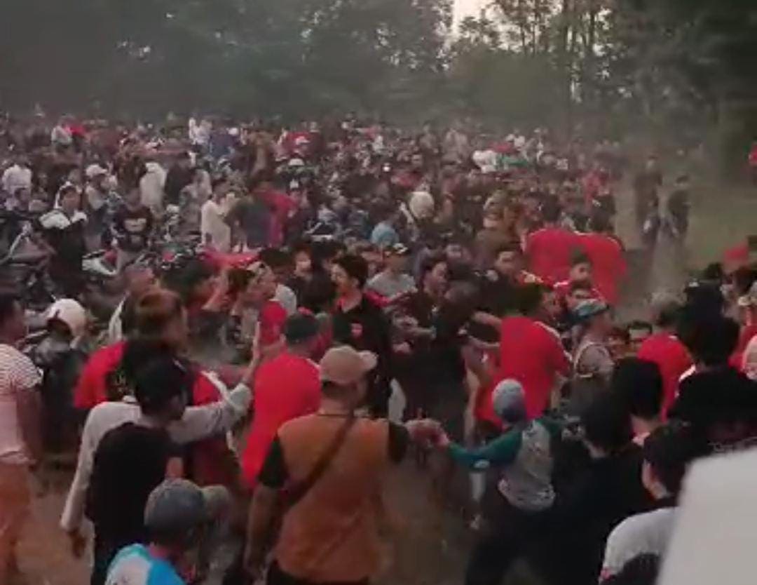Tawuran Suporter, Laga Sepak Bola di Prigen Pasuruan Berakhir Ricuh 1 Tawuran suporter.