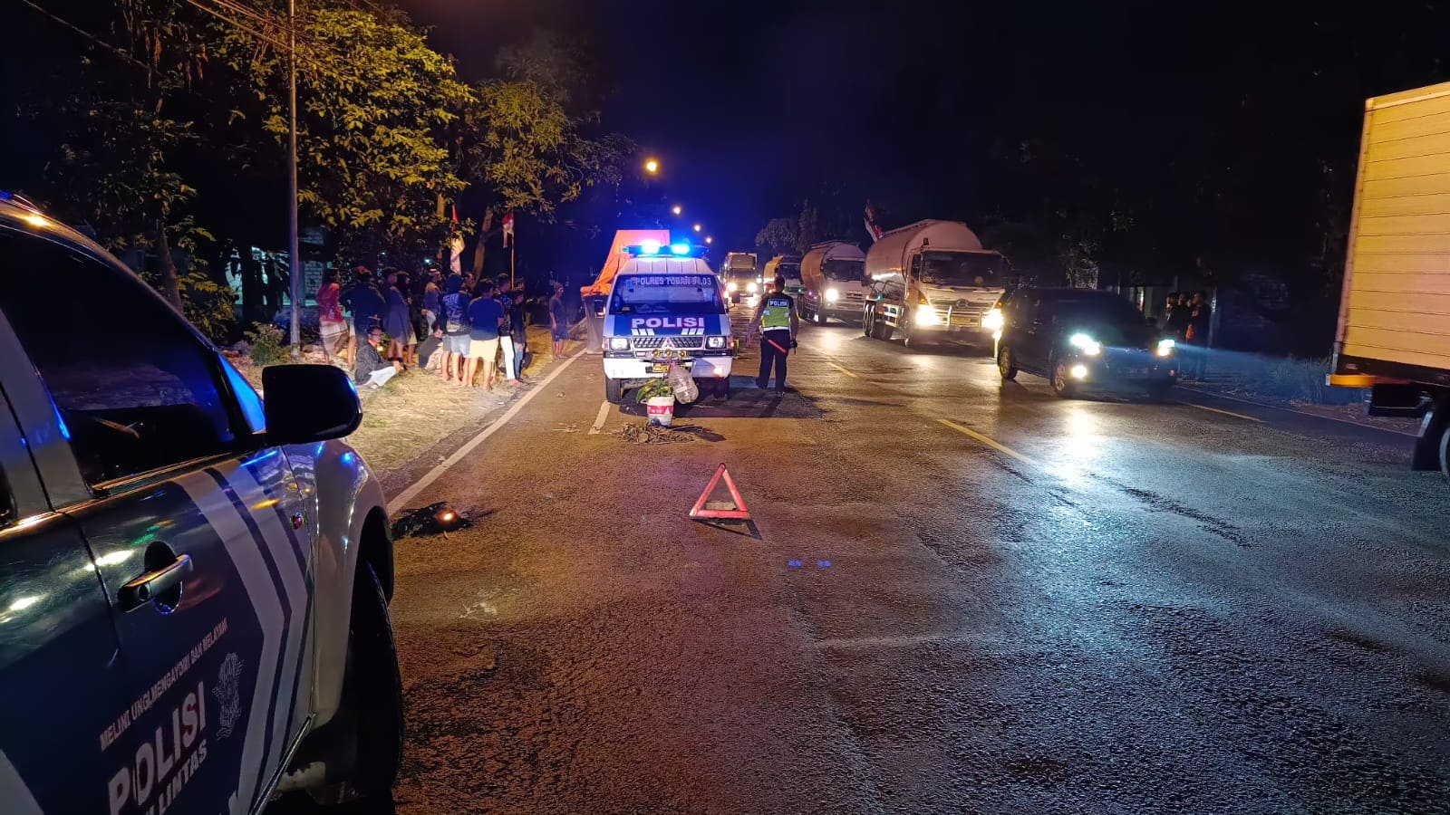 Tabrak truk parkir di Tuban.
