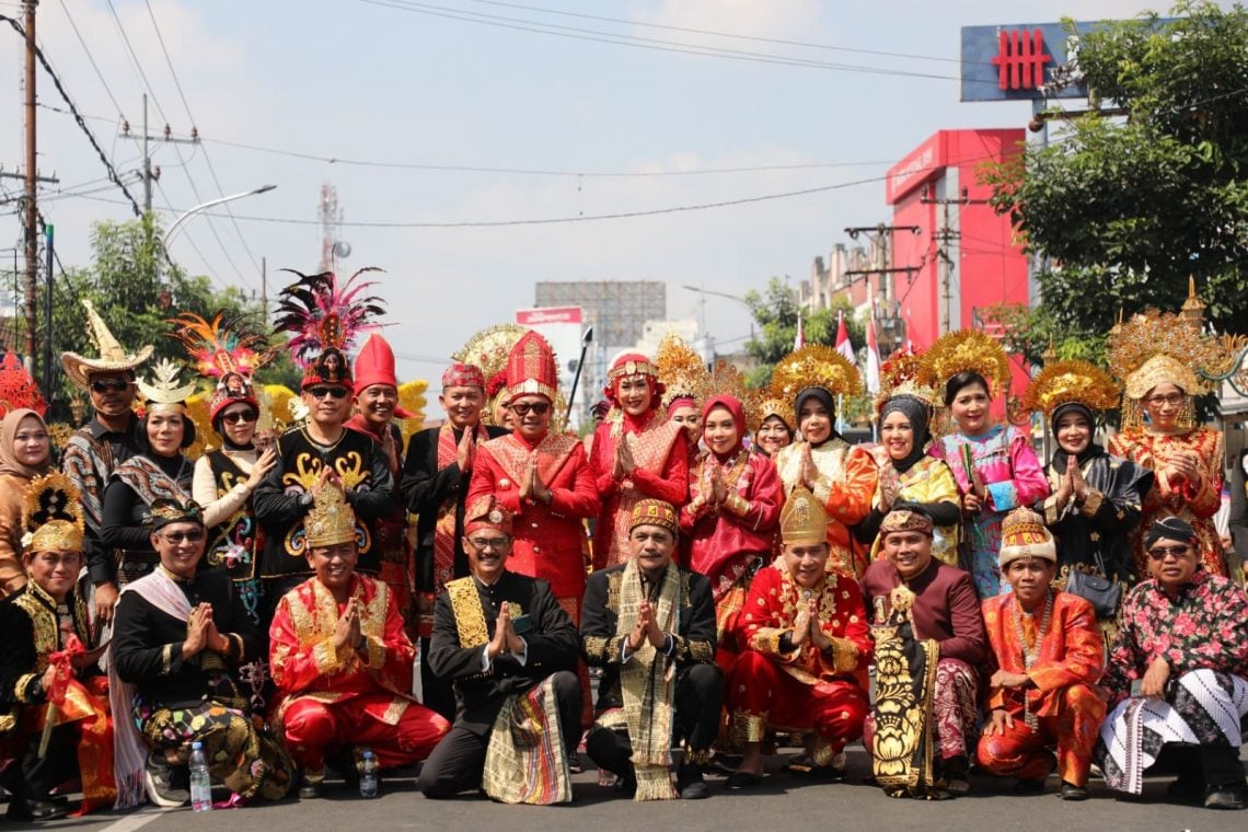 Pawai Budaya, Wali Kota Sutiaji Ajak Warga Cintai Perbedaan lewat Adat Nusantara 1 Pawai budaya.