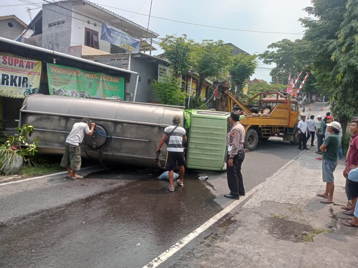 Tak Kuat Nanjak, Truk Tangki Terguling Tabrak Pagar Rumah Warga Pandaan Pasuruan 1 Truk tangki.