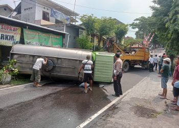 Tak Kuat Nanjak, Truk Tangki Terguling Tabrak Pagar Rumah Warga Pandaan Pasuruan 8 Truk tangki.