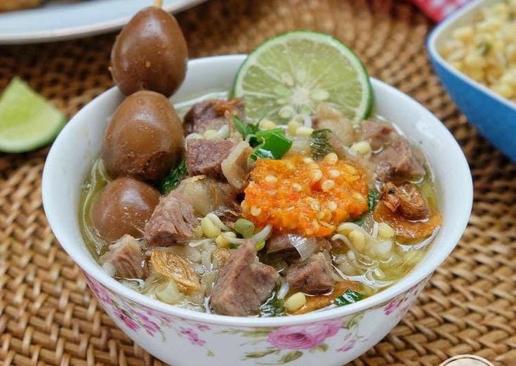 Kuliner soto Jawa populer.