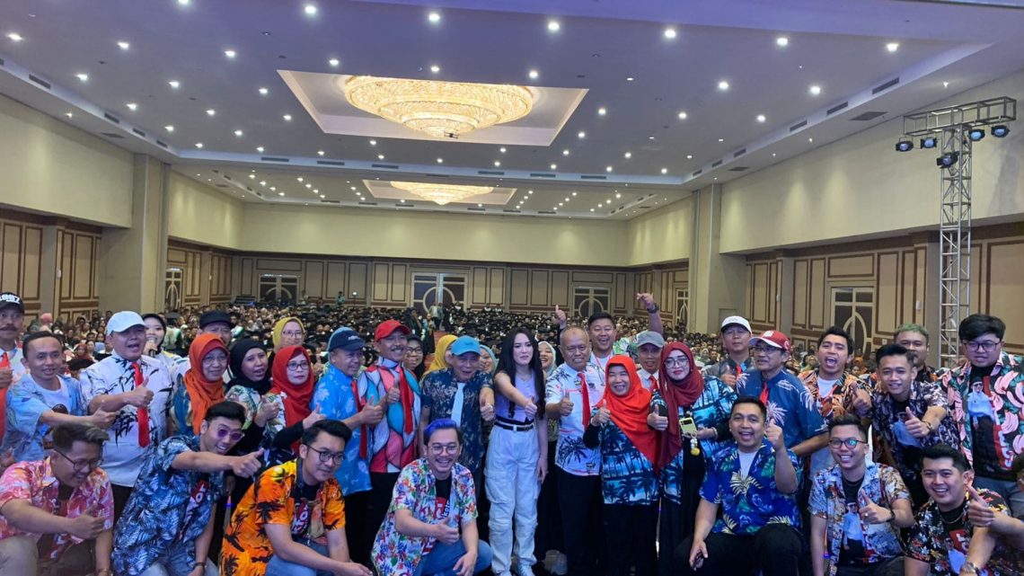 732 Wisudawan IKIP Budi Utomo Malang Hippie Dihibur Happy Asmara, IBU Makin Siap Berstatus Universitas 1 IKIP Budi Utomo Malang.