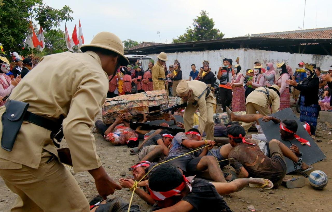 Aksi Teatrikal Bikin Penonton Nangis, Warga Desa Kedawung Wetan Pasuruan Angkat Kisah Pejuang Kemerdekaan 2 Aksi teatrikal karnaval Pasuruan.