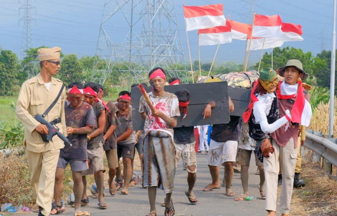 Aksi Teatrikal Bikin Penonton Nangis, Warga Desa Kedawung Wetan Pasuruan Angkat Kisah Pejuang Kemerdekaan 1 Aksi teatrikal.