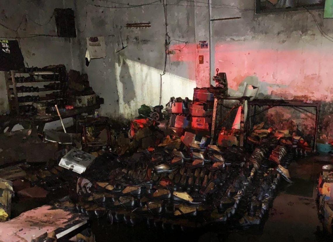 Dugaan Korslet, Bahan Baku Alas Kaki Industri Rumahan di Mojokerto Ludes Terbakar 1 Bahan baku alas kaki yang ludes terbakar akibat korsleting listrik pada Rabu dini hari (09/08/2023). (Foto: BPBD Mojokerto)