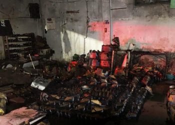 Dugaan Korslet, Bahan Baku Alas Kaki Industri Rumahan di Mojokerto Ludes Terbakar