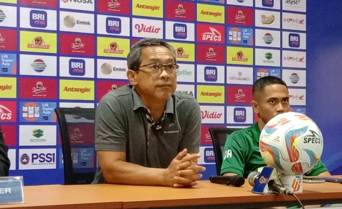 Manajemen Persebaya Istirahatkan Aji Santoso Buntut Gagal Raih 7 Poin 5 Pelatih Persebaya, Aji Santoso. Foto: Izzatun Najibah/Tugu Jatim