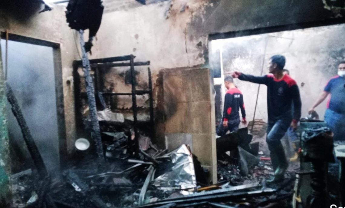 Rumah milik warga Mojokerto yang hangus terbakar. Foto: BPBD Mojokerto