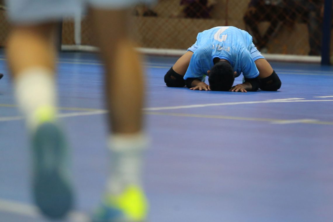 Tim Futsal SMA Al Izzah Batu Harus Akui Ketangguhan SMAN 1 Sampang 1 Selebrasi kiper SMA 1 Sampang. Foto: Bayu Eka/Tugu Jatim