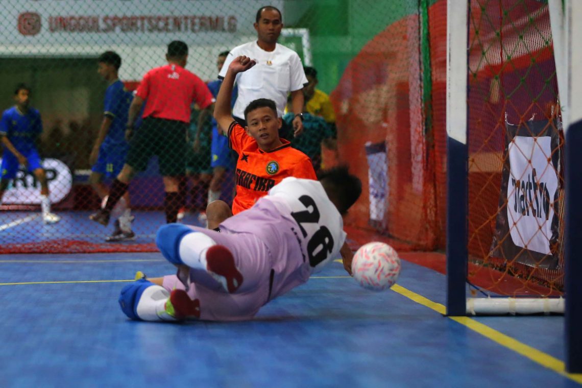 Tim SMKN 4 Malang melawan tim SMAN 8 Malang di lapangan 1 Unggul Sport Center, Malang. Foto: Bayu Eka/Tugu Jatim