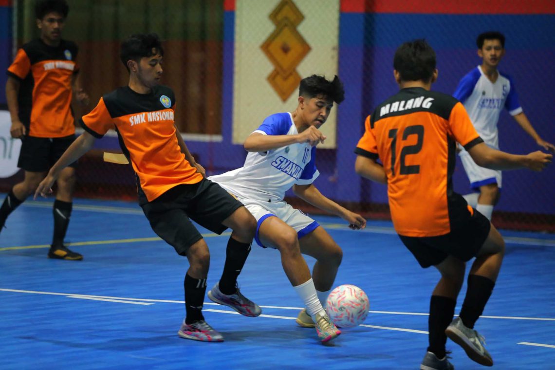 Tim SMAN 2 Malang (putih) melawan SMK Nasional Malang (orange). Foto: Bayu Eka/Tugu Jatim