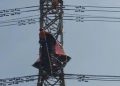 Layang-layang Jumbo Tersangkut Tower Sutet di Tuban