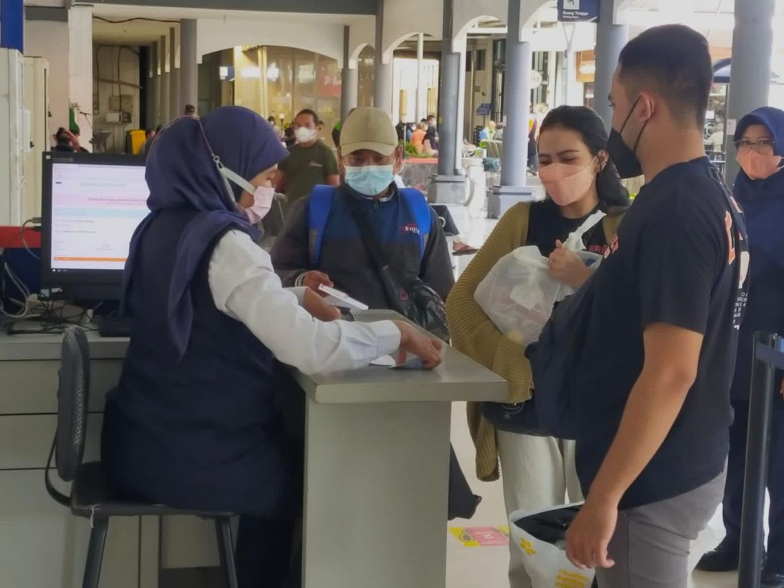 Mulai Hari Ini, Penumpang KAI yang Melebihi Relasi Akan Kena Denda 1 Petugas KAI memeriksa tiket sebelum boarding di Stasiun Gubeng Baru. Foto: PT KAI Daop 8 Surabaya