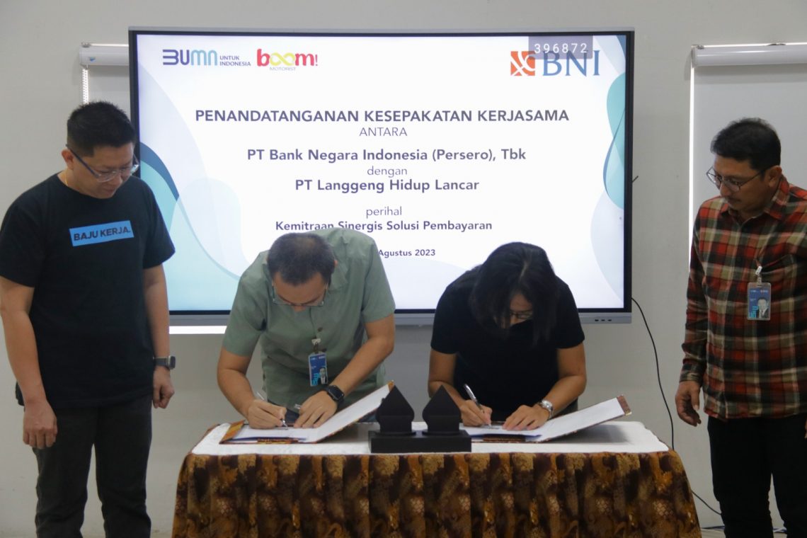 Penandatanganan kesepakatan kerja sama antara PT Bank Negara Indonesia (Persero) Tbk dengan PT Langgeng Hidup Lancar (Boom Motorist). Foto: dok BNI