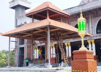 Jaga Nilai Historis, Soko Guru Masjid Agung Darussalam Mojokerto Dipasang Lagi