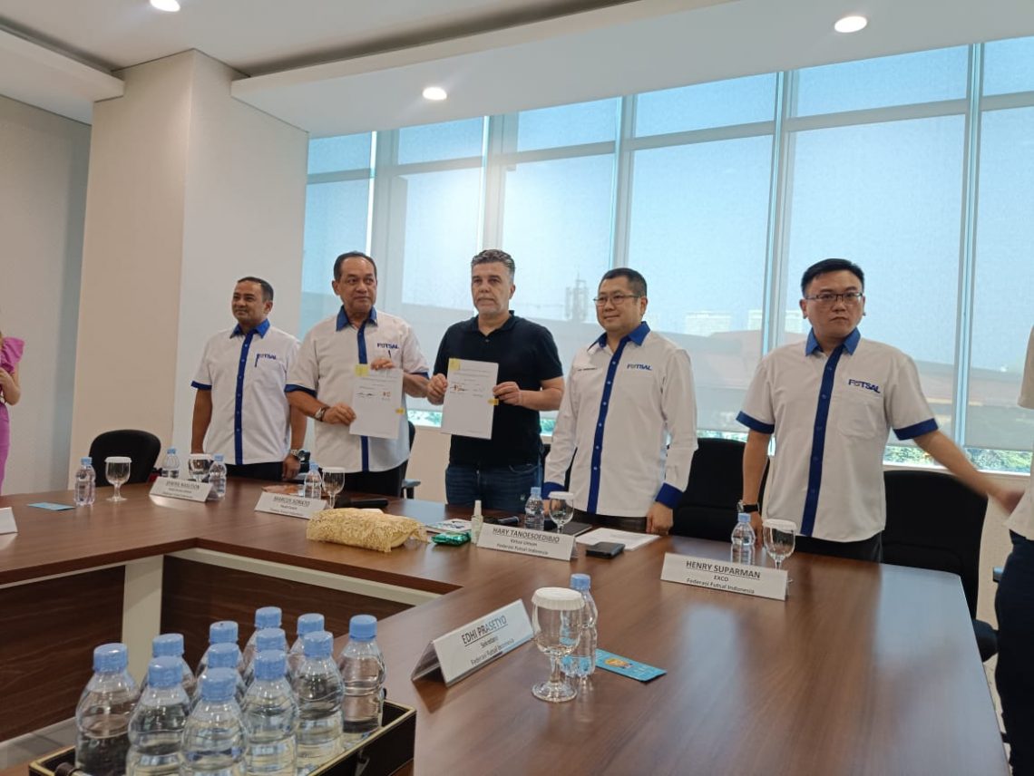 Marcos Aurelio Sorato (kaos hitam) resmi menjadi pelatih Timnas Futsal Indonesia. Foto: Yona Arianto/Tugu Jatim