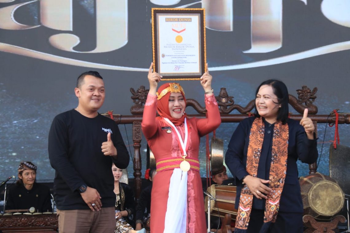Bupati Mojokerto memegang serifikat Muri. Foto: Kominfo Kabupaten Mojokerto