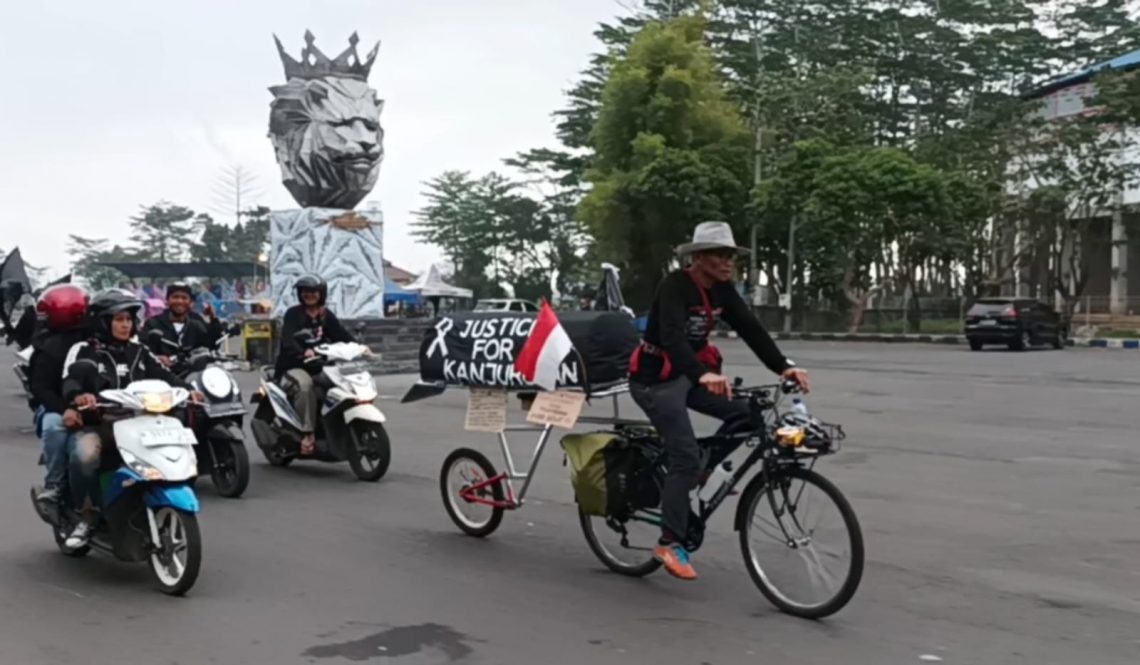 Bersepeda Bawa Keranda ke Senayan, ASN Kota Batu Diduga Diminta Tak Lanjutkan Misi Usut Tuntas Tragedi Kanjuruhan 1 Miftahudin Ramli berangkat dari Stadion Kanjuruhan Malang menuju Stadion Gelora Delta Sidoarjo untuk melakukan misi kemanusiaan terkait tragedi Kanjuruhan. Foto: Fajar Agastya