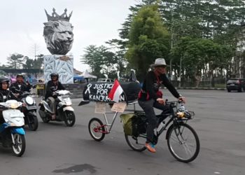 Bersepeda Bawa Keranda ke Senayan, ASN Kota Batu Diduga Diminta Tak Lanjutkan Misi Usut Tuntas Tragedi Kanjuruhan 1 Bersepeda Bawa Keranda ke Senayan, ASN Kota Batu Diduga Diminta Tak Lanjutkan Misi Usut Tuntas Tragedi Kanjuruhan
