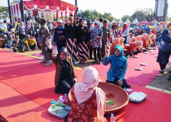Majapahit Festival 2023, Bupati dan Ketua TP PKK Kabupaten Mojokerto Kompak Ngulek Sambel Wader 1 Majapahit Festival 2023, Bupati dan Ketua TP PKK Kabupaten Mojokerto Kompak Ngulek Sambel Wader