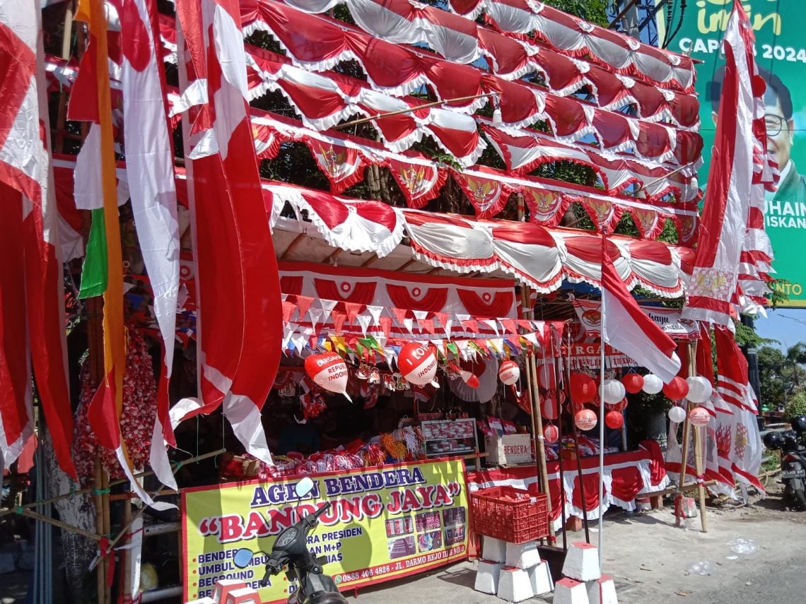 Bulan Kemerdekaan, Produsen Bendera di Surabaya Raup Omzet Puluhan Juta Rupiah 1 bulan kemerdekaan tugu jatim