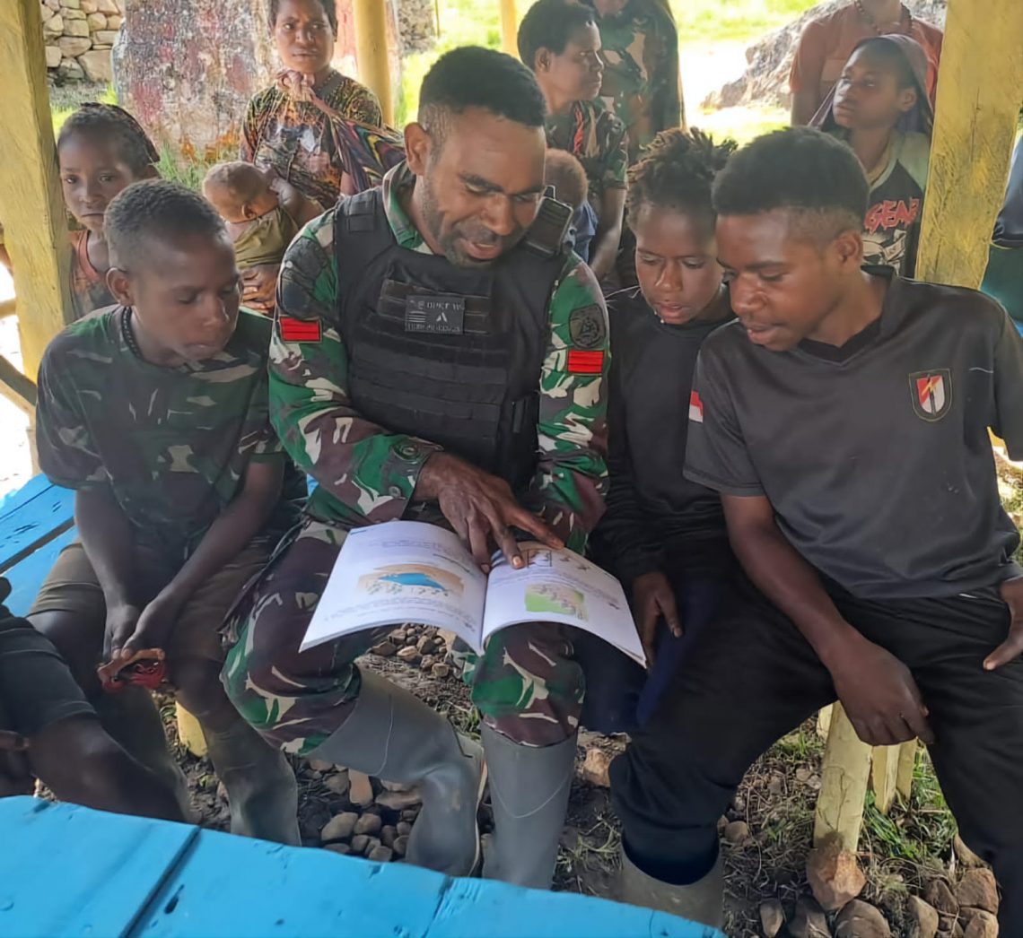 Kelas Pintar yang diadakan di sekitar lingkungan Pos Satgas di Distrik Mbua, Kabupaten Nduga, Papua, pada Selasa (06/08/2023). Foto: dok Satgas Yonif PR 433/JS