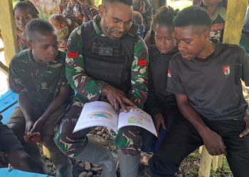 Satgas Yonif PR 433/JS Bantu Pendidikan Anak Nduga Lewat Kelas Pintar