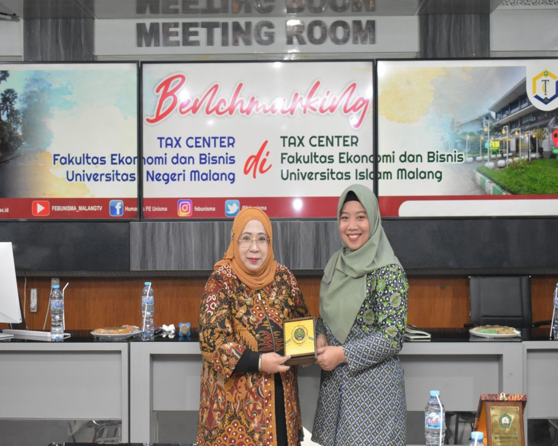 Dekan FEB Unisma, Nur Diana SE MSi (kiri) menerima kunjungan dari Tax Center FEB UM. Foto: dok FEB Unisma