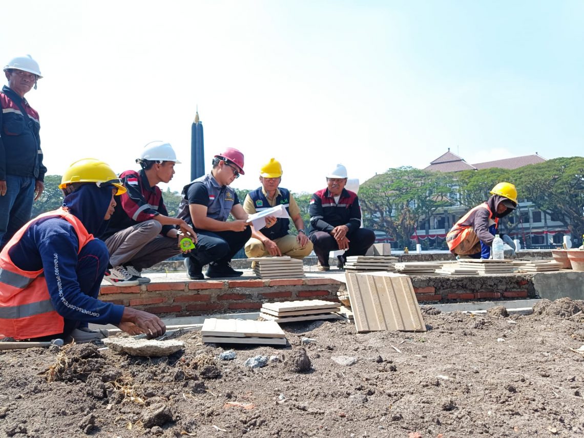 Ditinjau Kejari, Progres Revitalisasi Alun-alun Tugu Kota Malang Capai 32 Persen 1 Kasi Intel Kejari Kota Malang, Eko Budisusanto (helm merah) bersama pihak DLH Kota Malang tengah mengecek progres revitalisasi Alun-alun Tugu Kota Malang. Foto: Yona Arianto/Tugu Jatim