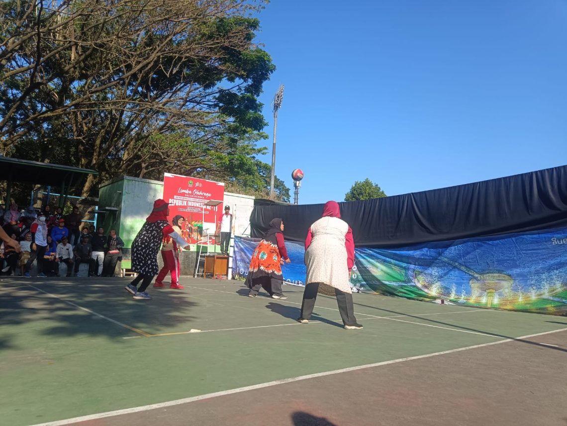 Keseruan lomba voli Pemkot Malang dalam rangka memeriahkan HUT ke 78 RI. Foto: Yona Arianto/Tugu Jatim