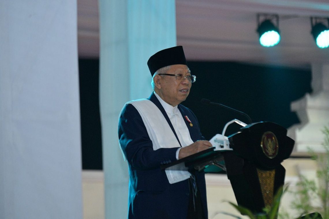 Hadiri Haul Sunan Bonang di Tuban, Ma'ruf Amin Mengharap Berkah 1 Wapres RI, KH Ma'ruf Amin menyampaikan sambutan di hadapan ribuan jemaah yang menghadiri Haul ke-514 Sunan Bonang. Foto: dok wapresri.go.id
