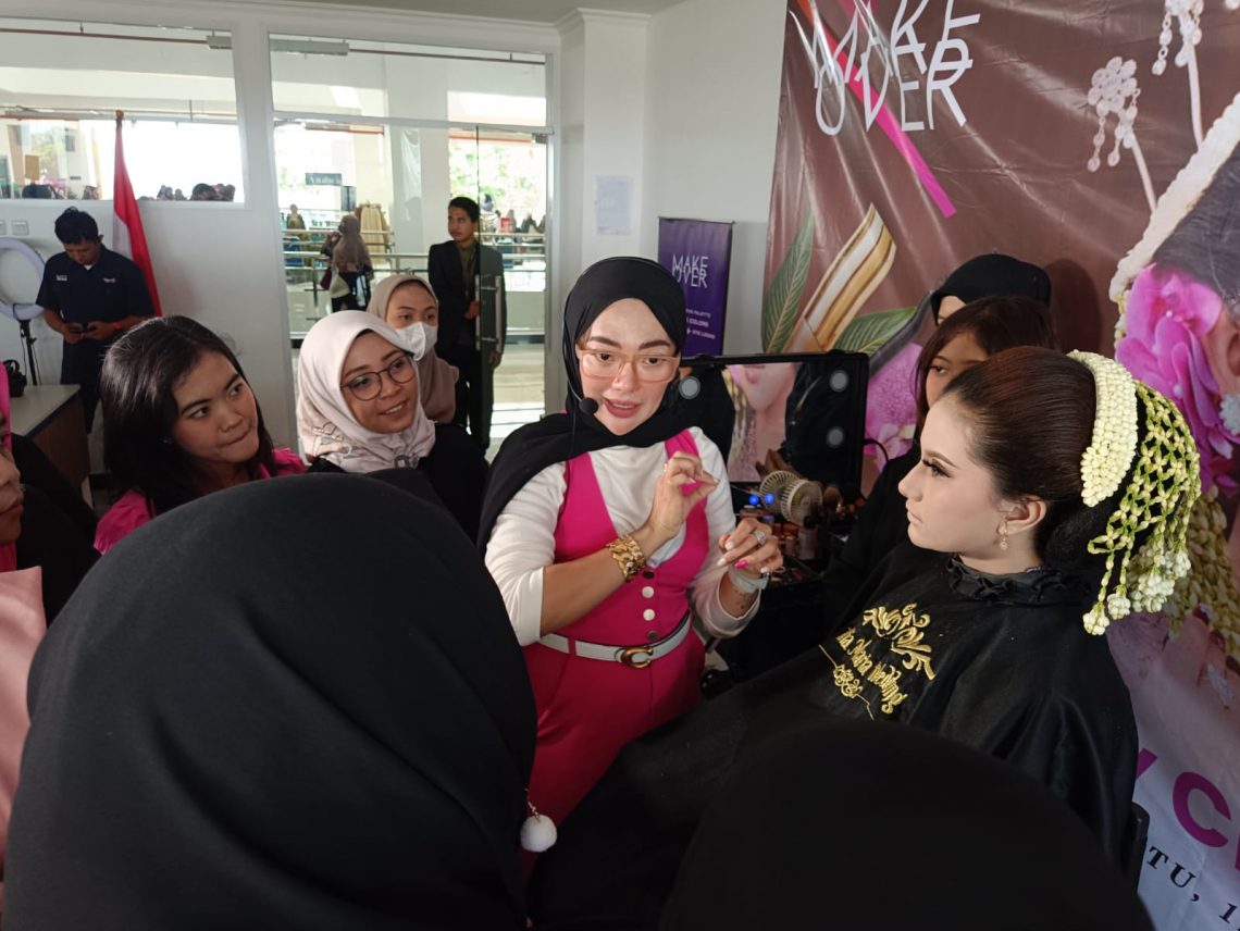 Perias di Malang, Yulia Maria Beri Ilmu Makeup Dengan Bayaran Sembako 1 malang tugu jatim