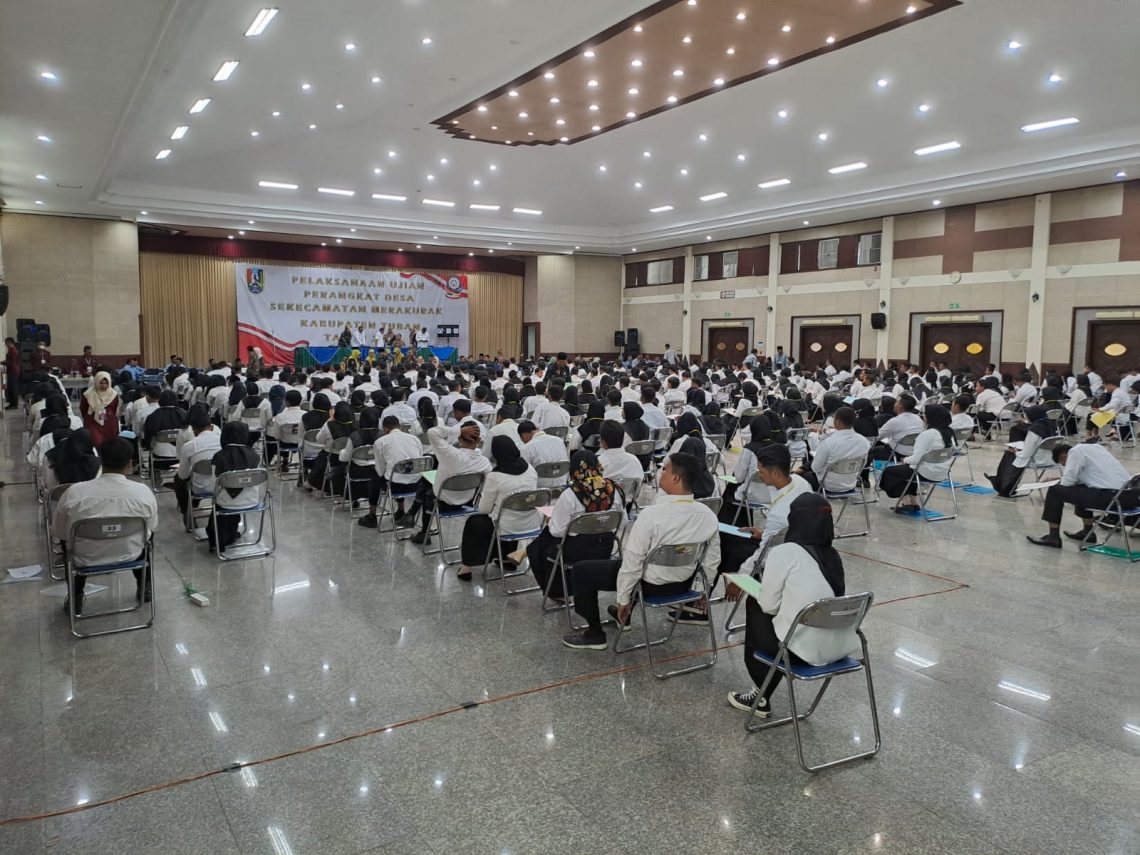 DPRD Tuban Bakal Panggil Panitia dan Pengawas Tes Perangkat Desa 1 Ratusan calon perangkat desa di Kecamatan Merakurak, Tuban, yang mengikuti tes seleksi di Gedung Graha Sandiya, pada Rabu (09/08/2023). Foto: Mochamad Abdurrochim/Tugu Jatim