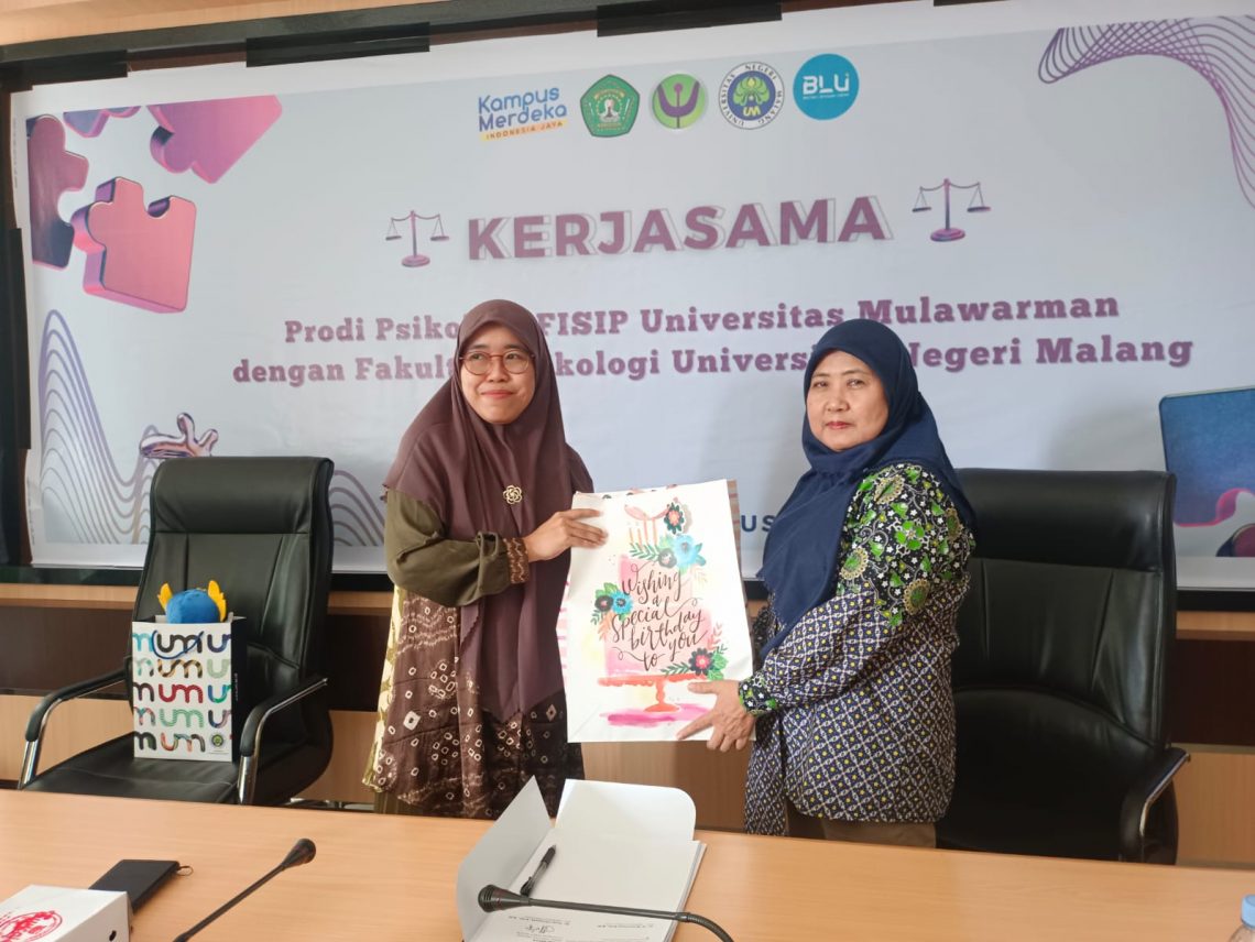 Fakultas Psikologi Universitas Negeri Malang Jajaki Kerja Sama Penelitian di IKN Nusantara Bersama Universitas Mulawarman 1 Dekan Fakultas Psikologi UM, Dr Tutut Chusniyah, SPsi MSi (kanan) bersama perwakilan Unmul. Foto: dok UM