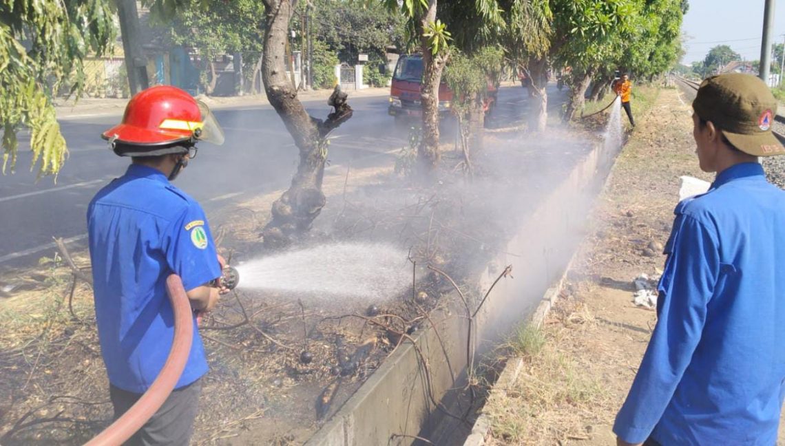 Asap di Jalur Pantura, Kecamatan Bugul Kidul, Kota Pasuruan, mengganggu pengguna jalan pada Senin (14/8/2023) pagi. Foto: dok BPBD Kota Pasuruan