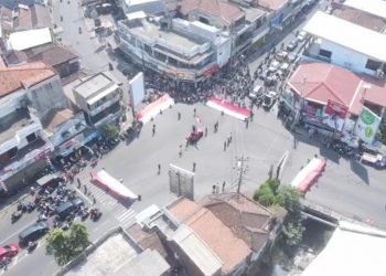 Ratusan Pengendara Serentak Hormat ke 4 Bendera Raksasa di Simpang Empat P21 Pasuruan