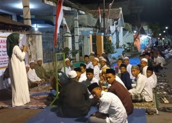 Bari’an Massal Agustusan, Ribuan Warga Pasuruan Doa dan Makan Berjejer Sepanjang 1,5 Km