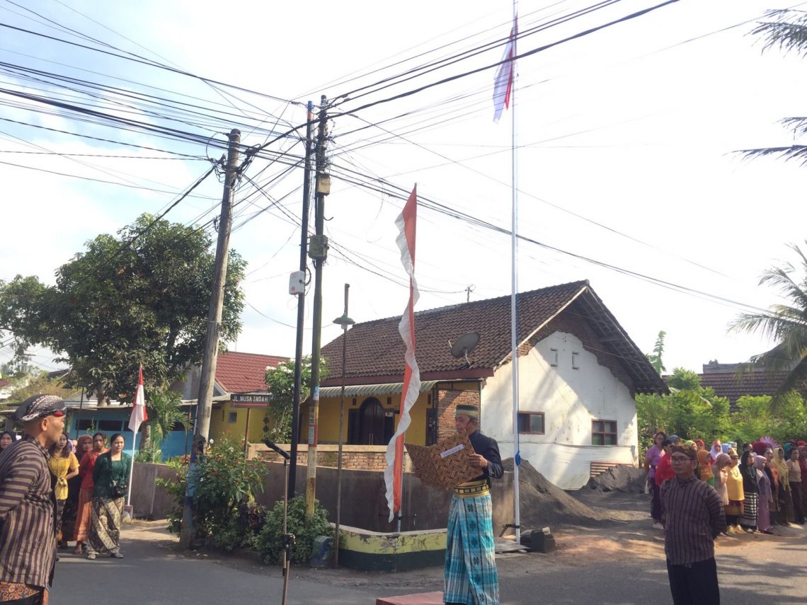 Upacara HUT ke-78 RI, Warga Kabupaten Malang Gunakan Pakaian Adat 1 Warga Cepokomulyo, Kecamatan Kepanjen, Kabupaten Malang, memperingati Hari Kemerdekaan ke-78 RI dengan upacara menggunakan pakaian adat. Foto: dok warga Cepokomulyo