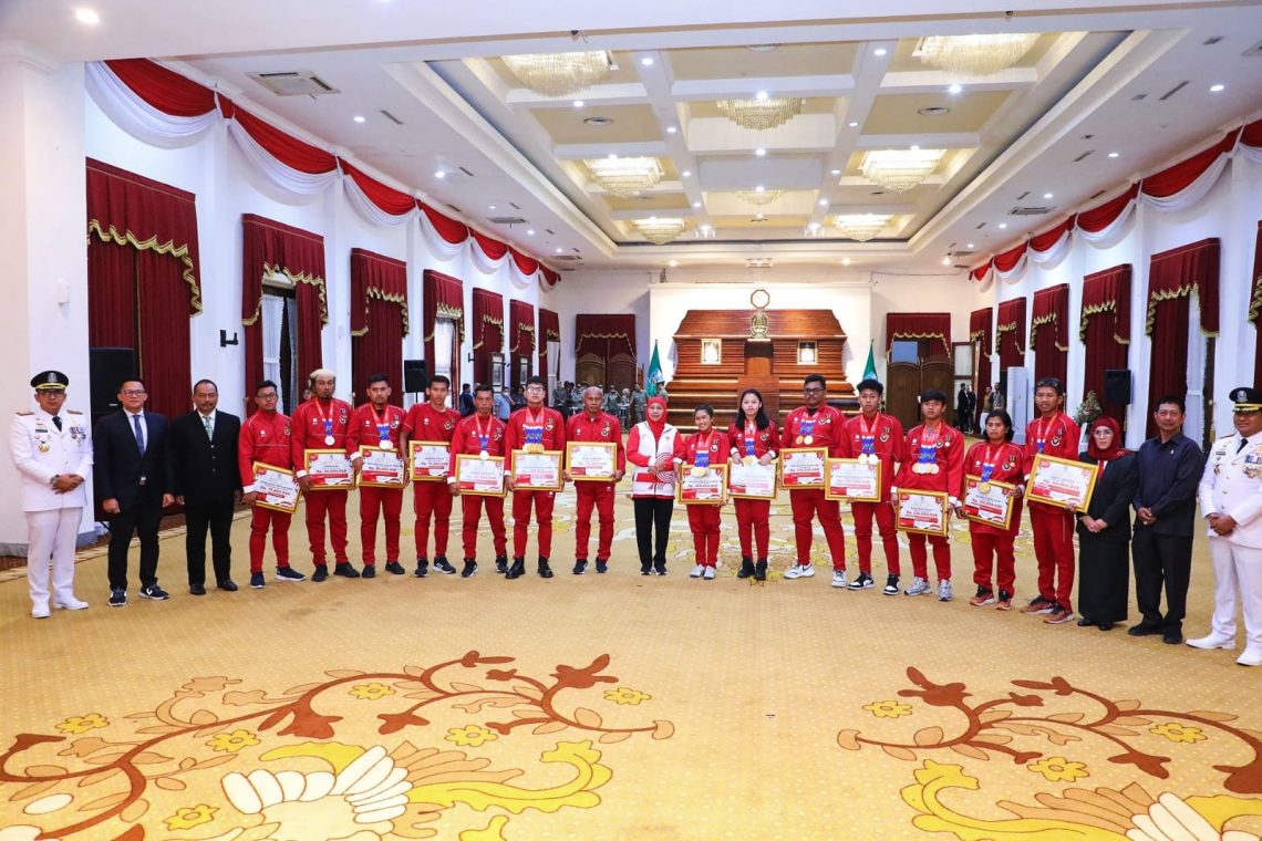 Pemprov Jatim Anugerahkan Jer Basuki Mawa Beya Untuk 12 Atlet dan 3 Pelatih Para Games Kamboja 1 pemprov jatim tugu jatim